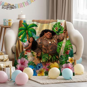Puede incluir: Una manta suave con personajes de la pel&iacute;cula animada Moana, incluyendo a Maui y Moana, rodeados de flores y follaje tropical. La manta est&aacute; sobre un sof&aacute; crema, con globos y una pancarta de cumplea&ntilde;os en el fondo.