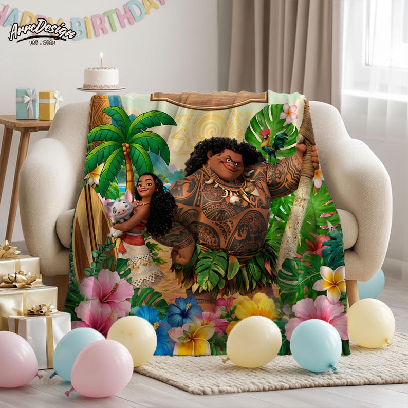 Puede incluir: Una manta suave con personajes de la pel&iacute;cula animada Moana, incluyendo a Maui y Moana, rodeados de flores y follaje tropical. La manta est&aacute; sobre un sof&aacute; crema, con globos y una pancarta de cumplea&ntilde;os en el fondo.