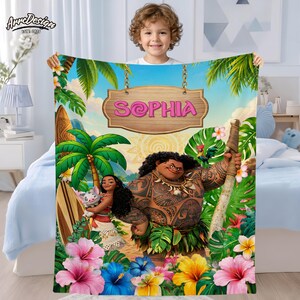 Puede incluir: Una manta polar personalizada con personajes de la pel&iacute;cula animada, con el nombre "SOPHIA" en un letrero de madera. El dise&ntilde;o incluye vibrantes flores tropicales, palmeras y un cielo soleado. La manta la sostiene un ni&ntilde;o.