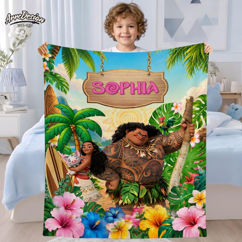 Puede incluir: Una manta polar personalizada con personajes de la pel&iacute;cula animada, con el nombre "SOPHIA" en un letrero de madera. El dise&ntilde;o incluye vibrantes flores tropicales, palmeras y un cielo soleado. La manta la sostiene un ni&ntilde;o.