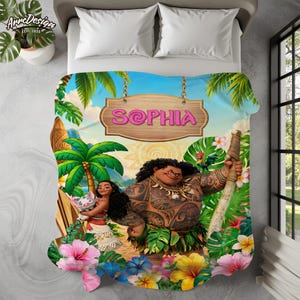 Puede incluir: Una colorida manta con personajes de una popular pel&iacute;cula animada, con el nombre "Sophia" en un letrero de madera. El dise&ntilde;o incluye flores tropicales, palmeras y un fondo de cielo azul.