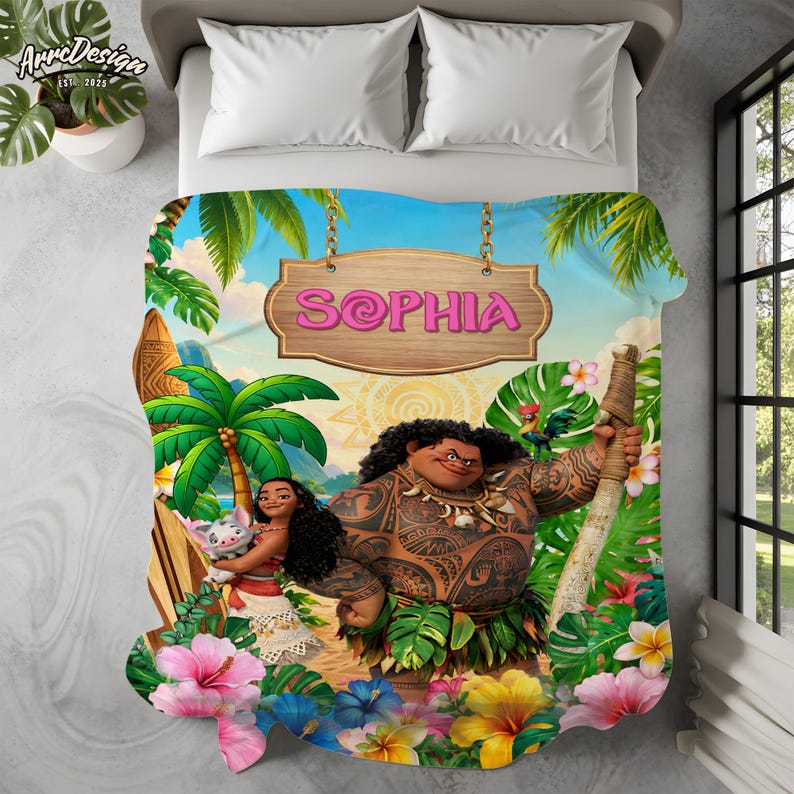 Puede incluir: Una colorida manta con personajes de una popular pel&iacute;cula animada, con el nombre "Sophia" en un letrero de madera. El dise&ntilde;o incluye flores tropicales, palmeras y un fondo de cielo azul.