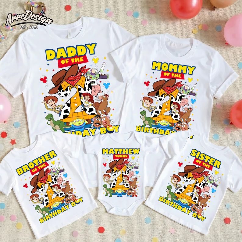 Puede incluir: Camisetas blancas con gr&aacute;ficos coloridos de Toy Story. Las camisetas presentan el texto "DADDY", "MOMMY", "BROTHER", "SISTER" y "MATTHEW TURNS". Cada camiseta tiene un dise&ntilde;o de "Birthday Boy". Ideal para una celebraci&oacute;n familiar.