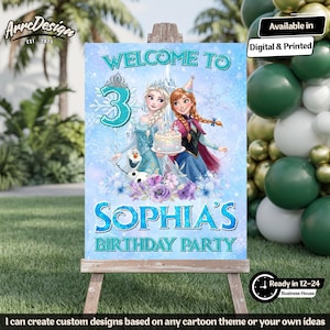 K&ouml;nnte beinhalten: Ein rechteckiges Geburtstagsschild mit Elsa, Anna und Olaf aus Die Eisk&ouml;nigin. Das Schild zeigt den Text Welcome to 3 Sophia's Birthday Party, eine gro&szlig;e Zahl 3, eine Geburtstagstorte, Schneeflocken und violette Blumen auf hellblauem Grund.