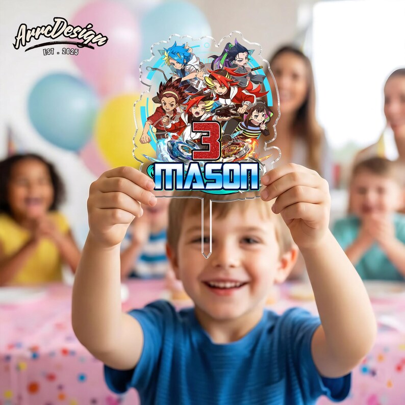 K&ouml;nnte beinhalten: Ein klarer Acryl-Kuchenaufsatz mit einem farbenfrohen Cartoon-Design, der Zahl "3" und dem Namen "MASON". Der Aufsatz wird von einem Kind in einem blauen Hemd gehalten, mit einer Party-Szene im Hintergrund.