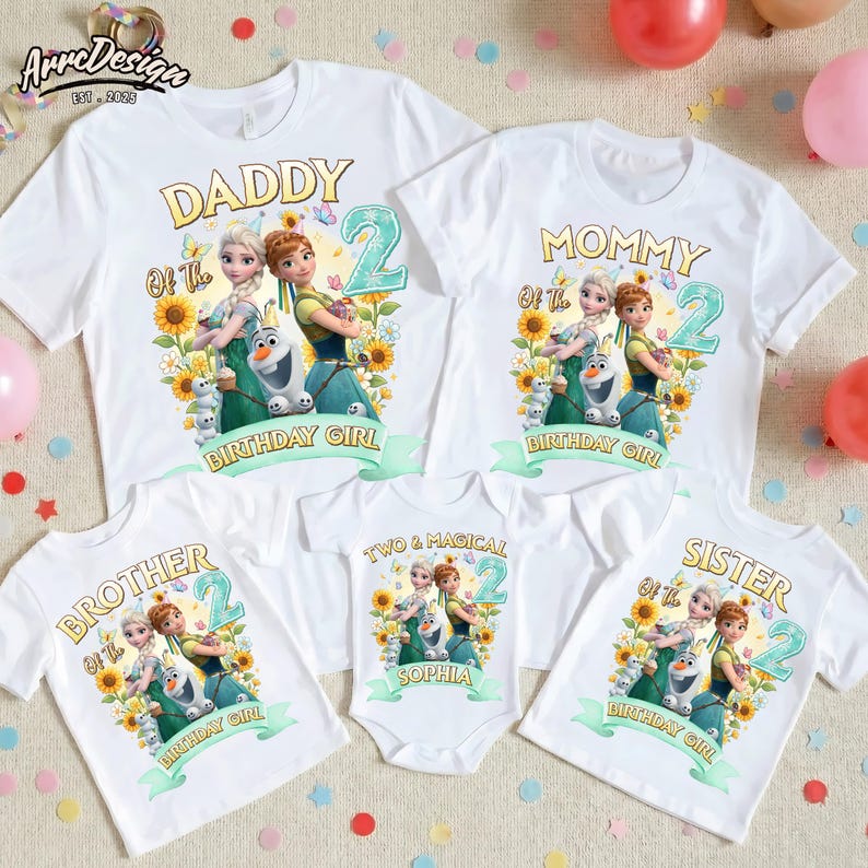 Pu&ograve; includere: Magliette bianche e un body con grafiche colorate di personaggi di cartoni animati. Le magliette riportano le scritte "Daddy", "Mommy", "Brother" e "Sister", con un "2" e "Birthday Girl". Il body dice "Two & Magical" e "Sophia".