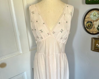 Nightgown Negligee Sleepwear Vintage Pale Powder Pink Floral Embroidered Cotton V Neck Sleeveless Nightie Gown
