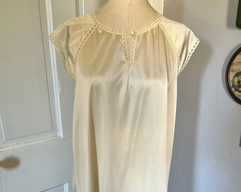 Nightgown Negligee Sleepwear Vintage Vanity Fair Size Medium Pale Beige Ivory Nightie Cap Sleeve Keyhole Neckline Lace Trim