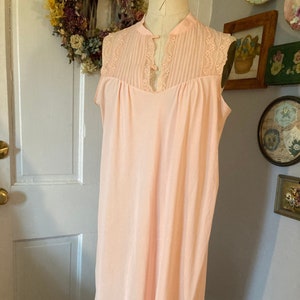 Negligee Vintage Pfirsich Negligee mit Faux Knopfleiste und Biesen Plissee Mieder 1950er Jahre