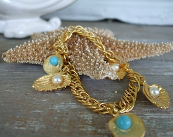 Pulsera de playa con conchas doradas y perlas en turquesa, años 70, España, stock muerto