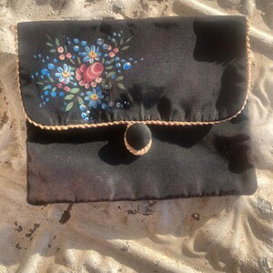 Puede incluir: Un juego de tres tazas de cerámica con un acabado moteado y mate. Las tazas son de color crema, gris claro y gris oscuro. Cada taza tiene un diseño simple y minimalista, ideal para café o té.