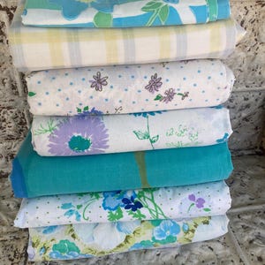 Puede incluir: Un juego de tres cuencos de cerámica apilables de tamaños graduados. Los cuencos presentan un acabado moteado y mate en tonos crema, marrón claro y marrón oscuro. El cuenco más grande mide unos 20 cm de diámetro.