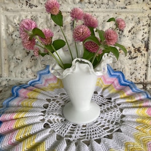 Vintage Vase kleines Milchglas mit klarem Glasrand Fenton Silver Crest Bud Vase Geriffelte Rüschenrand Fuß Möglicherweise Formgeblasen & Handgeformt?