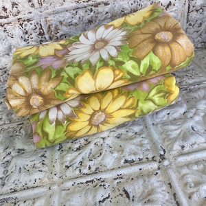Juego de sábanas vintage de 2 piezas, tamaño matrimonial (plana y ajustable), color malva, verde, amarillo, marrón, blanco, margaritas, estampado floral, Cannon Monticello, mezcla 50/50, década de 1960.