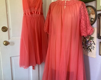 Conjunto de bata y camisón vintage Vanity Fair color rosa coral, talla 34, de tricot y nailon, estilo babydoll.