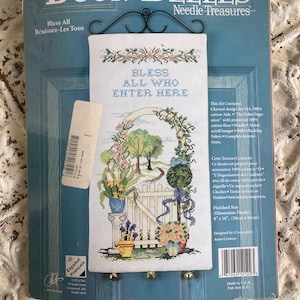 Kit de punto de cruz vintage n.° 12122 Door Belles Needle Treasures Bless All Who Enter Here. Diseñado por Anna Croteau.