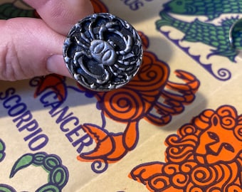 Anillo vintage de acero con el signo zodiacal Cáncer, década de 1970, Sheffield, Inglaterra, ajustable.