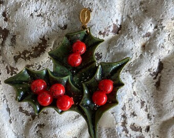 Broche antiguo de acebo con hojas verdes y bayas rojas, Medalla Milagrosa de la Santa María Madre de Dios.