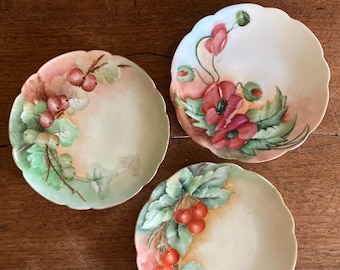 Juego de 3 platos vintage pintados a mano con motivos de cerezas, cerezas de tierra y amapolas. Platos de postre. Arte de pared. Reina Luisa de Baviera, J&C Haviland.