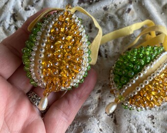 Juego de 2 adornos vintage con cuentas y forma de huevo, en color verde y dorado, hechos a mano en la década de 1970.