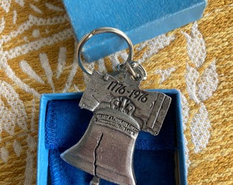 Vintage Bicentennial Key Chain Liberty Bell Olde Colonial Pewter Howard Johnson Motor Lodge York Penna 717-843-9971 Original Box America250