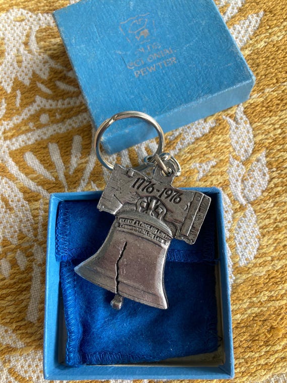 Vintage Bicentennial Key Chain Liberty Bell Olde Colonial Pewter Howard Johnson Motor Lodge York Penna 717-843-9971 Original Box America250