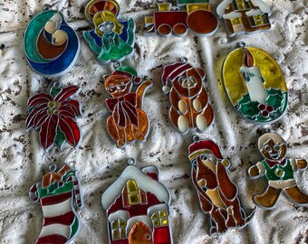 Juego de 12 adornos navideños vintage con efecto de vidrieras y marcos de metal.
