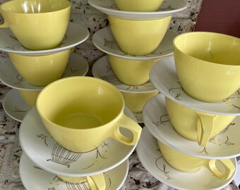 Tazas y platillos vintage Melmac Mallo-Ware de Mallory. Taza de 37 cm y platillo de 55 cm. Juegos de 2 piezas. Juegos de 4 piezas.