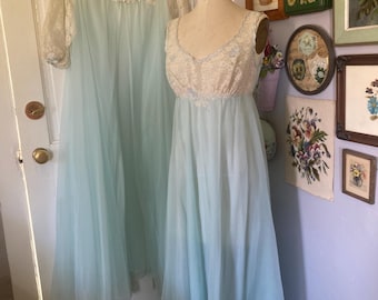 Vintage Peignoir Set Lange Robe & Kleid Hellblau Chiffon und Seidiger Nylon 1960er Jahre Wedding Shower Gift