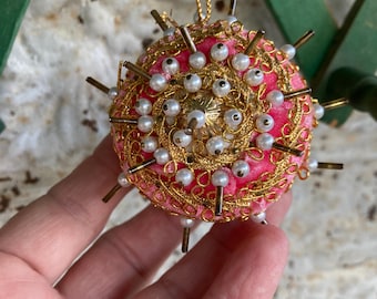 Adorno vintage de cuentas con broche, cinta de terciopelo rosa, trenza dorada y perlas, hecho a mano.