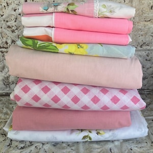 Vintage lakan, platta, heltäckande örngott, nyanser av rosa, orange mönster och blommor från 1960-talet