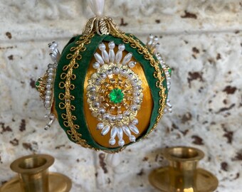 Adorno vintage de cuentas con broche de satén dorado, perlas de terciopelo verde y trenza dorada. Hecho a mano.