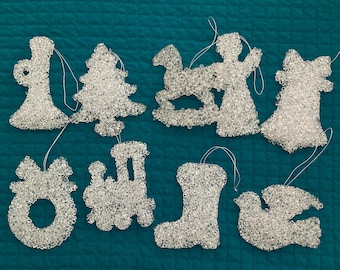 Juego de 9 adornos navideños vintage: árbol de Navidad de plástico con cuerno, caballo mecedora, niño de coro, campana, corona, tren, calcetín navideño y paloma.