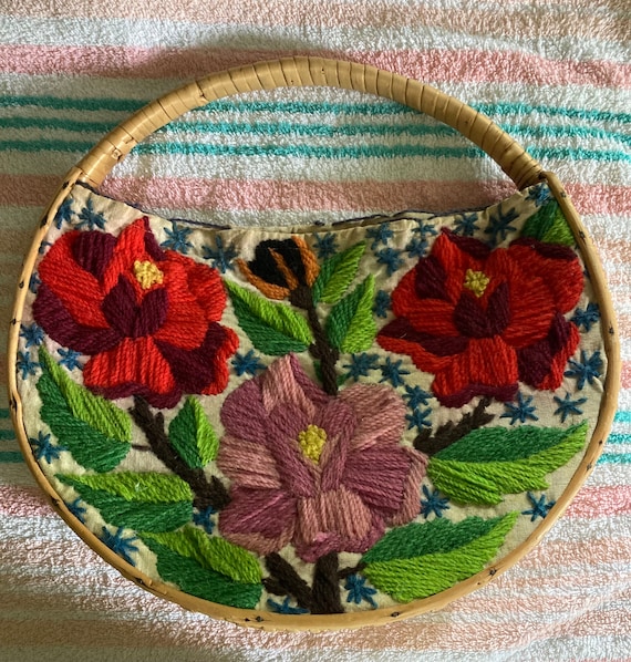 Broderie Crewel Vintage Fleurs De Printemps Sur Tissu Doré - 20x25 Cm