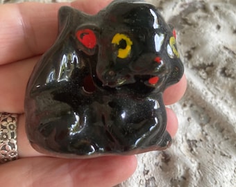 Figura pequeña de mofeta pintada a mano en cerámica roja vintage.