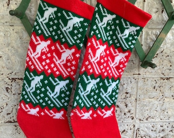 Calcetines navideños vintage, juego de 2, con estampado de esquiadores en rojo, verde y blanco, de acrílico tejido.