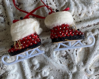 Adorno vintage de cuentas con broche, patines rojos y puños blancos, hecho a mano.
