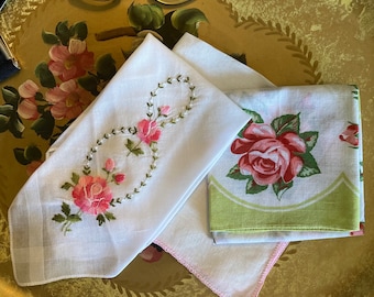 Pañuelos Conjunto de 3 Rosas Rojas Rosas Verdes Primavera Impresas Borde de Ganchillo Floral Bordado Lino Algodón Hankies Hanky 1950s 1960s