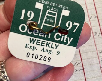 Vintage Beach Badge Ocean City New Jersey 1997 Weekly Exp. Aug. 9 #010289 Green White