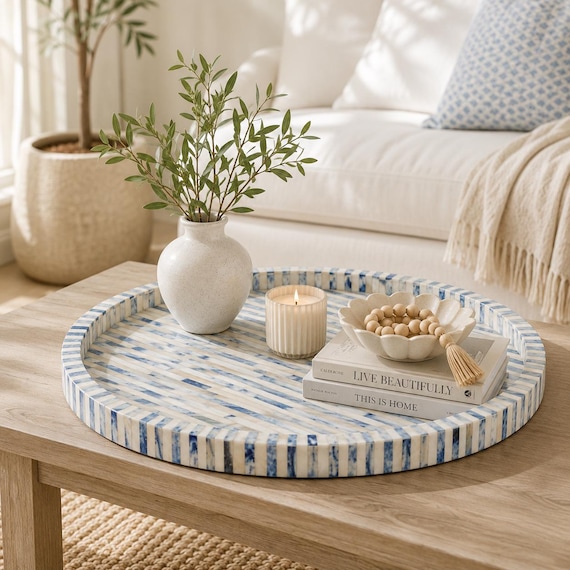 Handgefertigtes rundes Tablett mit blau-weißer Knocheneinlage | Gestreiftes Serviertablett | Boho-Tischdeko | Moderne Wohndekoration