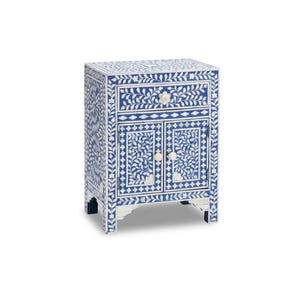 Może przedstawiać: Rustykalny drewniany szyld z napisem "Welcome to our home" w białych literach. Szyld ma postarzaną powierzchnię i prosty, zapraszający design, idealny do dekoracji wejścia.