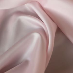 Fodertyg i polyesterviskos, antistatisk slät Bemberg-ersättning, kan beställas på metervara light pink