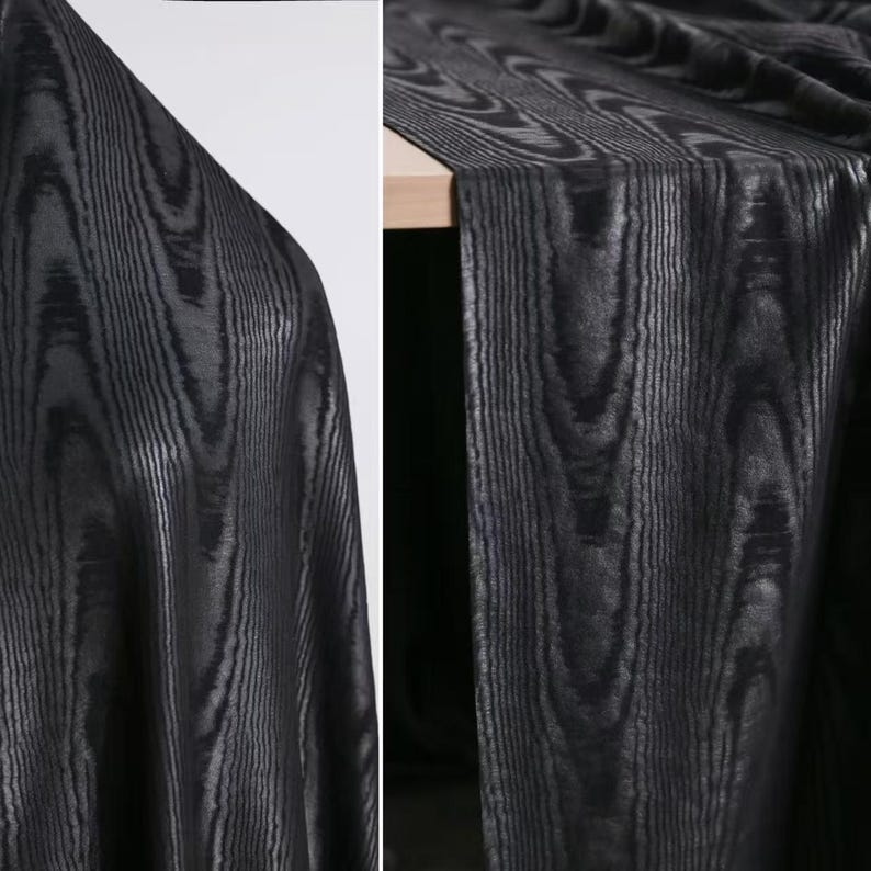 Puede incluir: Tela negra con un patr&oacute;n de vetas de madera. La tela est&aacute; drapeada de dos maneras diferentes, mostrando la textura y el dise&ntilde;o. El patr&oacute;n de vetas de madera es vertical y tiene un brillo met&aacute;lico.