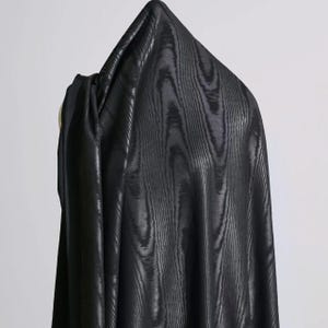 Tejido revestido de imitación de gamuza con textura de madera moiré vintage, piel elástica texturizada para chaquetas de diseñador. pure black
