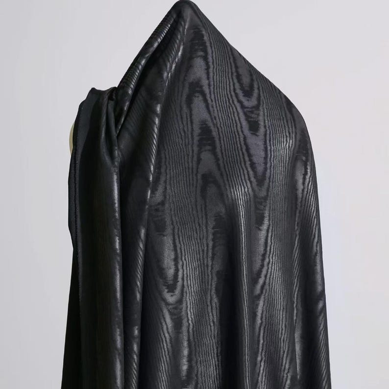 Tejido revestido de imitación de gamuza con textura de madera moiré vintage, piel elástica texturizada para chaquetas de diseñador. pure black