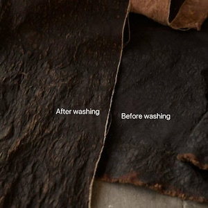 Op de afbeelding: Vergelijking van donkerbruine stof voor en na het wassen. De linkerkant, gemarkeerd met "Na het wassen", toont een getextureerd oppervlak. De rechterkant, gemarkeerd met "Voor het wassen", lijkt gladder. De stof heeft een natuurlijke, organische uitstraling.