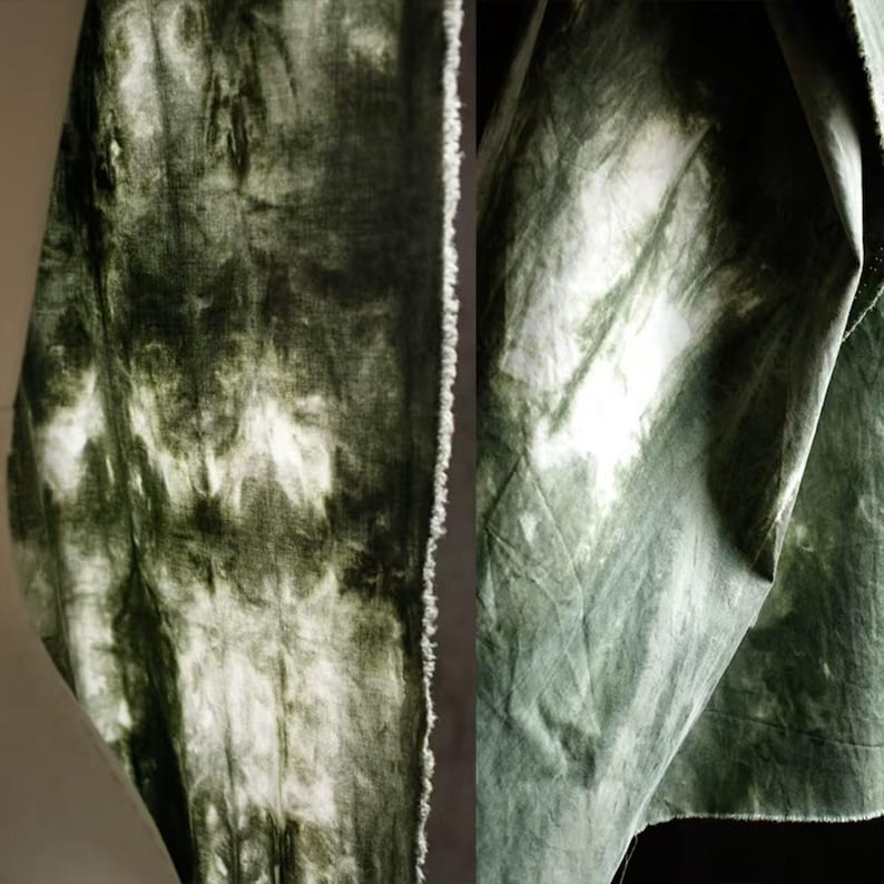Puede incluir: Primer plano de dos piezas de tela con un estampado tie-dye en tonos verdes y blancos. La tela de la izquierda tiene un borde sin rematar. La tela de la derecha est&aacute; doblada, mostrando la textura y las variaciones de color.
