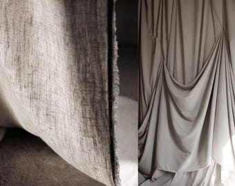 Tejido de lino y algodón sin blanquear, suave y natural, ideal para prendas y artículos del hogar.