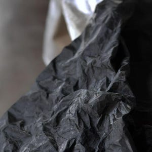 以下が含まれることがあります： 自然な仕上がりの手作り木製まな板。片側に生きたエッジがあり、長方形です。長さ約45cm、幅約30cm。