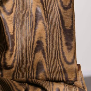 Tejido revestido de imitación de gamuza con textura de madera moiré vintage, piel elástica texturizada para chaquetas de diseñador. imagen 10